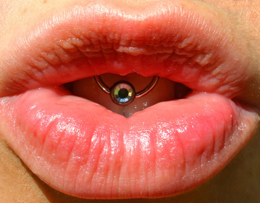 ¿Cómo hacer un piercing en casa? Guía paso a paso de cómo hacer una perforación. 1 related products smiley piercing.jpg